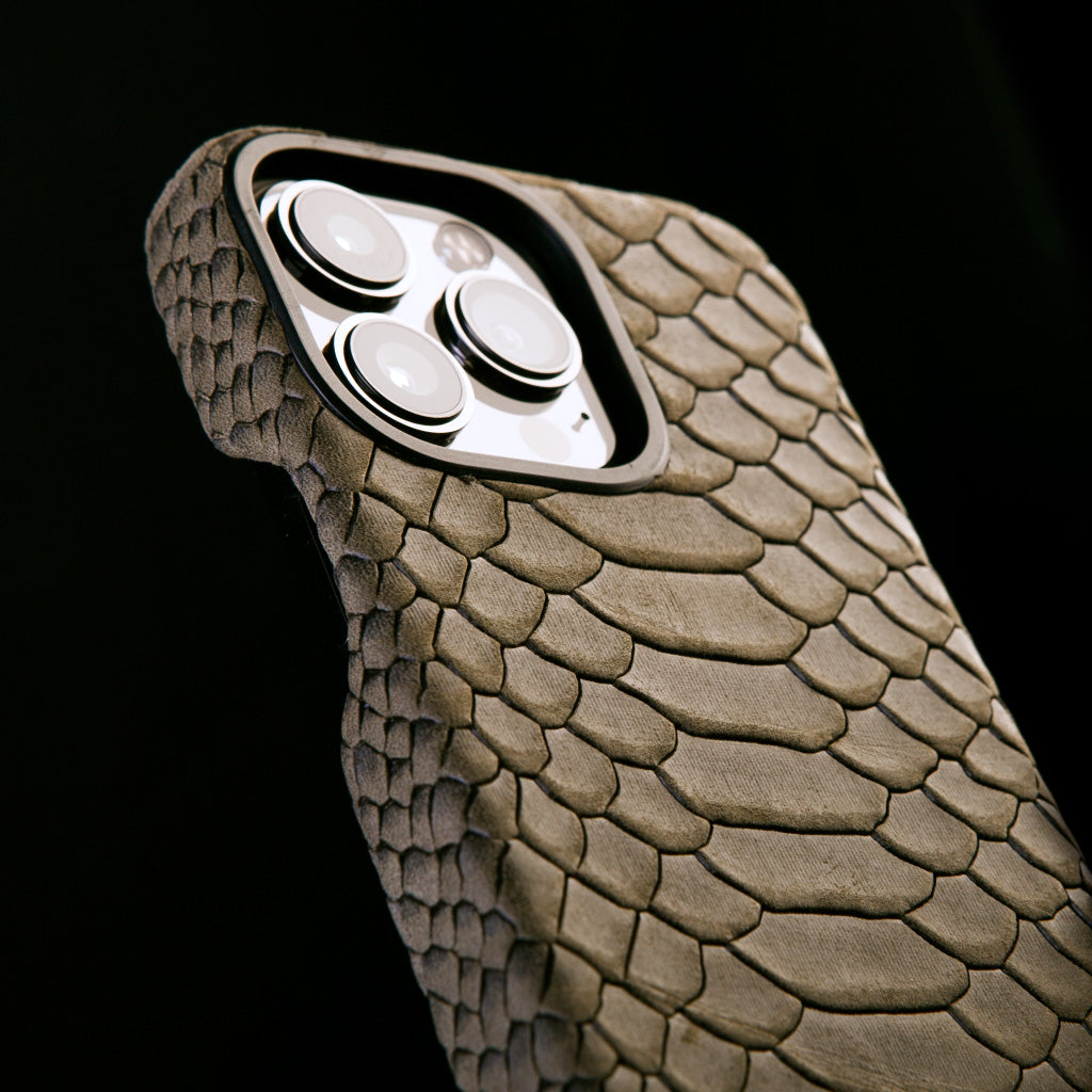 Kobra Grip iPhone 13 Pro leather case - Vaja