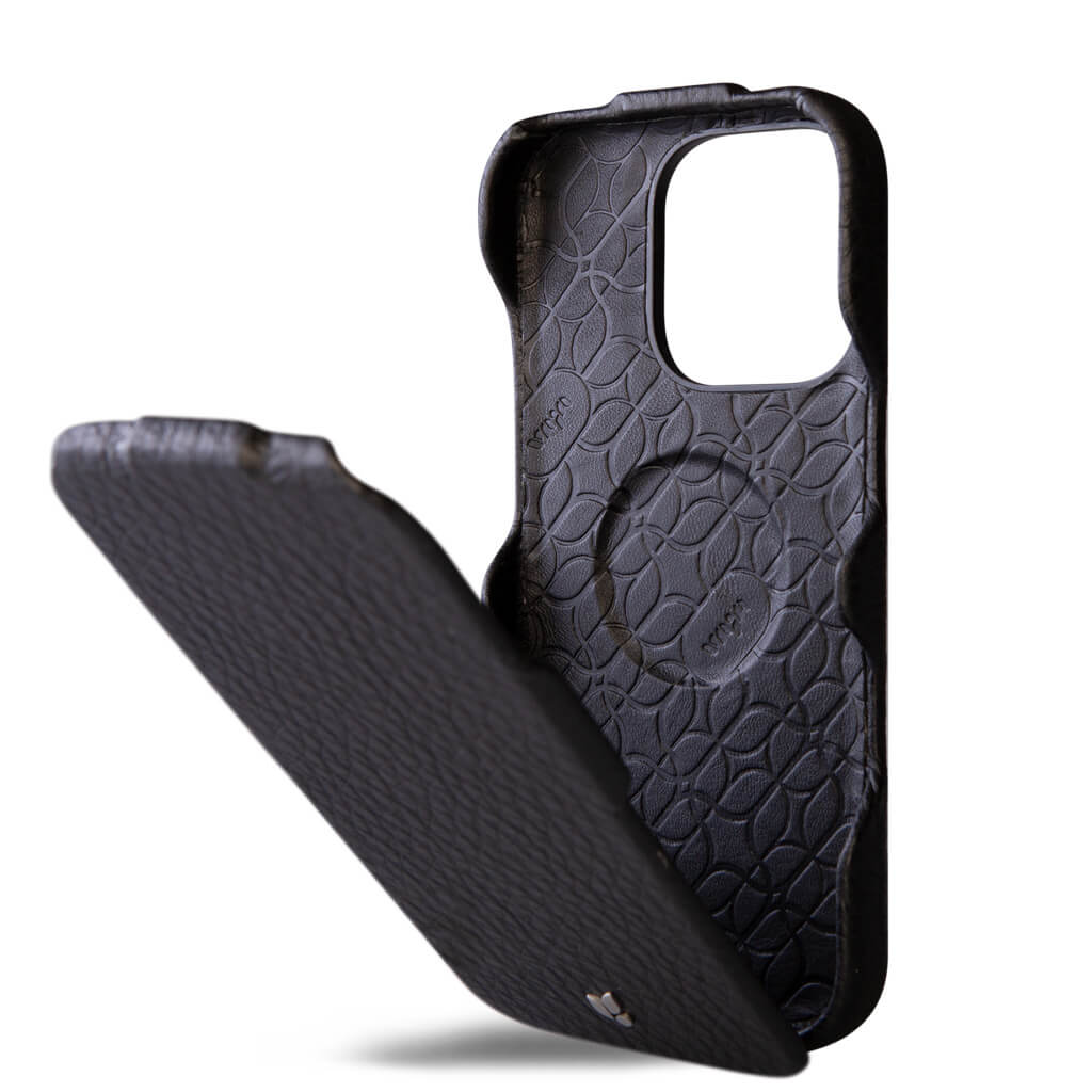 The iPhone 16 Pro Top leather case handcrafted in Patagonia leather The iPhone 16 Pro Top leather case handcrafted in Patagonia leather