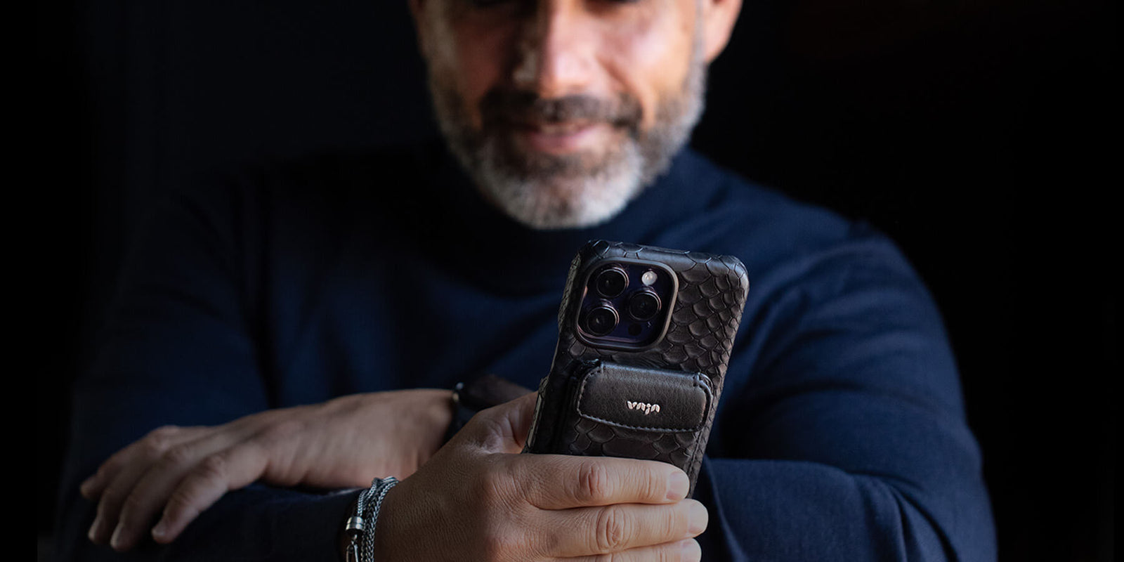 iPhone Leather Cases - New V-Mag system - Cart Banner